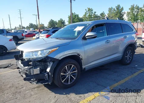 2018 Toyota Highlander Xle z USA, uszkodzony, nr VIN 5TDJZRFH1JS813390